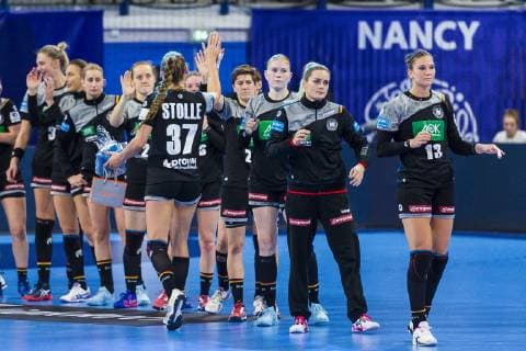 Sport Bilder des Tages Handball, Frauen: EM, Ungarn - Deutschland Hauptrunde, Gruppe 2, 2. Spieltag im Palais des Sports Alicia Stolle (Deutschland Thueringer HC) Spielerin des Spiels Nancy Palais des Sports Jean Weille Frankreich