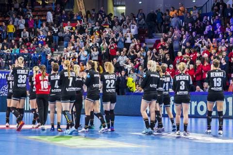 Handball, Frauen: EM, Ungarn - Deutschland Hauptrunde, Gruppe 2, 2. Spieltag im Palais des Sports die Mannschaft von Deutschland vor der Fankurve Fans Fanblock Nancy Palais des Sports Jean Weille Frankreich