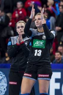 Handball, Frauen: EM, Ungarn - Deutschland Hauptrunde, Gruppe 2, 2. Spieltag im Palais des Sports v.li. Torhueterin Dinah Eckerle (Deutschland SG BBM Bietigheim), Julia Behnke (Deutschland Metzingen) unzufrieden enttäuscht enttaeuscht niedergeschlagen frustriert, Nancy Palais des Sports Jean Weille Frankreich