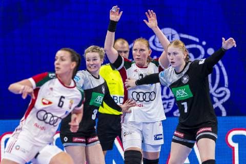 Handball, Frauen: EM, Ungarn - Deutschland Hauptrunde, Gruppe 2, 2. Spieltag im Palais des Sports v.li. Amelie Berger (Deutschland Leverkusen), Gabriella Toth (Hungary), Meike Schmelzer (Deutschland Thueringer HC) Nancy Palais des Sports Jean Weille Frankreich