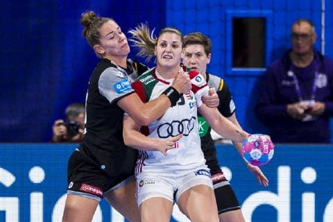 Handball, Frauen: EM, Ungarn - Deutschland Hauptrunde, Gruppe 2, 2. Spieltag im Palais des Sports v. li. im Zweikampf Emily Boelk Bölk (Deutschland Thueringer HC), Anna Kovacs (Hungary), Ina Grossmann (Deutschland Thueringer HC) Nancy Palais des Sports Jean Weille Frankreich