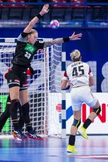 Handball, Frauen: EM, Ungarn - Deutschland Hauptrunde, Gruppe 2, 2. Spieltag im Palais des Sports Luisa Schulze (Deutschland Bietigheim), Noemi Hafra (Hungary) Nancy Palais des Sports Jean Weille Frankreich