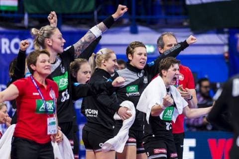 Handball, Frauen: EM, Ungarn - Deutschland Hauptrunde, Gruppe 2, 2. Spieltag im Palais des Sports Alina Grijseels (Deutschland Dortmund), Ina Grossmann (Deutschland Thueringer HC) Jubel Freude Emotion Nancy Palais des Sports Jean Weille Frankreich