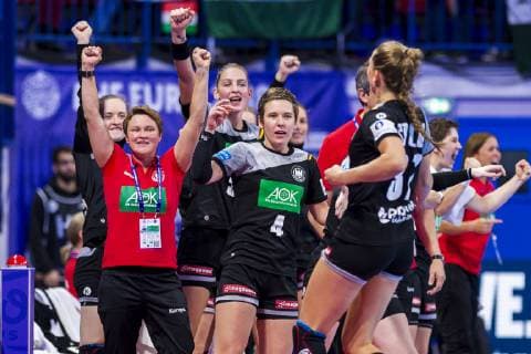 Handball, Frauen: EM, Ungarn - Deutschland Hauptrunde, Gruppe 2, 2. Spieltag im Palais des Sports v.li. Co-Trainerin Heike Horstmann (Deutschland), Luisa Schulze (Deutschland Bietigheim), Alina Grijseels (Deutschland Dortmund), Alicia Stolle (Deutschland Thueringer HC) Jubel Freude Emotion Nancy Palais des Sports Jean Weille Frankreich
