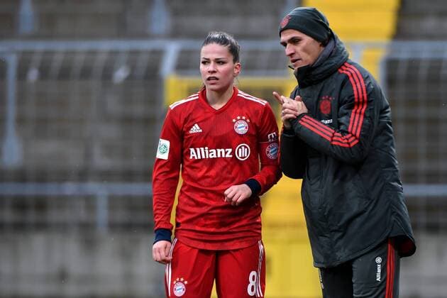 v.li.: Melanie Leupolz (FC Bayern München, FCB, 8) erhält von Trainer Thomas Wörle (Coach Thomas Woerle, FC Bayern München, FCB) Anweisungen, gestikuliert, mit den Armen gestikulieren, gives instructions, gesticulate, Fussball,Allianz Frauen-Bundesliga, FC Bayern München - Bayer 04 Leverkusen, DFB REGULATIONS PROHIBIT ANY USE OF PHOTOGRAPHS AS IMAGE SEQUENCES AND OR QUASI-VIDEO.