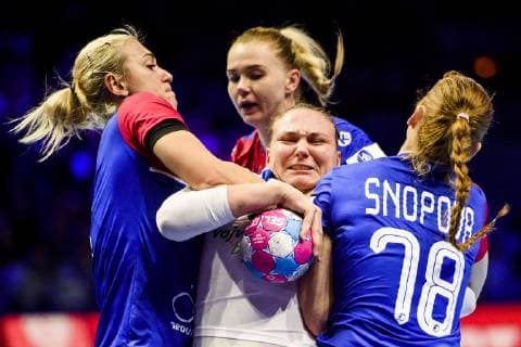 181209 Dragana Cvijic of Serbia during the EHF European WomenÕs Handball Championship match between Serbia and Russia on December 9, 2018 in Nantes. Photo: Ludvig Thunman BILDBYRN kod LT 35568 Copyright: LUDVIGxTHUNMAN BB181209LT086