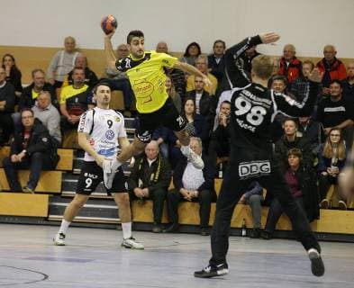 09.12.2018, xmgx, Handball 3.Liga, SG Bruchköbel - GSV Eintracht Baunatal v.l. Paul Gbur (Baunatal) Aydin Günes (Bruchköbel) Marian Mügge (Baunatal) Bruchköbel Hessen Deutschland (DEU)