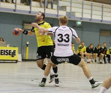 09.12.2018, xmgx, Handball 3.Liga, SG Bruchköbel - GSV Eintracht Baunatal v.l. Tegaday Nuez Ramos (Bruchköbel) Fynn Reinhardt (Baunatal) Bruchköbel Hessen Deutschland (DEU)