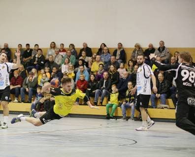 09.12.2018, xmgx, Handball 3.Liga, SG Bruchköbel - GSV Eintracht Baunatal v.l. Max Panther (Bruchköbel) Kevin Trogisch und Marian Mügge (beide Baunatal) Bruchköbel Hessen Deutschland (DEU)
