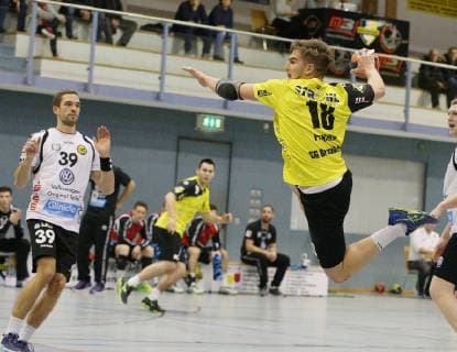 09.12.2018, xmgx, Handball 3.Liga, SG Bruchköbel - GSV Eintracht Baunatal v.l. Marvin Gabriel (Baunatal) Max Panther (Bruchköbel) Bruchköbel Hessen Deutschland (DEU)