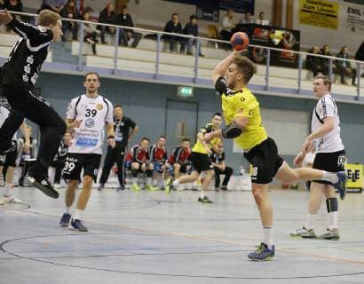 09.12.2018, xmgx, Handball 3.Liga, SG Bruchköbel - GSV Eintracht Baunatal v.l. Marian Mügge (Baunatal) Max Panther (Bruchköbel) Bruchköbel Hessen Deutschland (DEU)