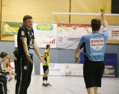 09.12.2018, xmgx, Handball 3.Liga, SG Bruchköbel - GSV Eintracht Baunatal v.l. Florian Ochmann bekommt die gelbe Karte (Trainer Baunatal) Bruchköbel Hessen Deutschland (DEU)