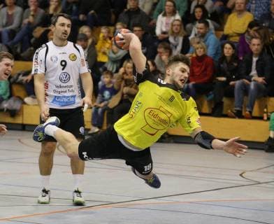 09.12.2018, xmgx, Handball 3.Liga, SG Bruchköbel - GSV Eintracht Baunatal v.l. Paul Gbur (Baunatal) Max Panther (Bruchköbel) Bruchköbel Hessen Deutschland (DEU)