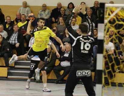 09.12.2018, xmgx, Handball 3.Liga, SG Bruchköbel - GSV Eintracht Baunatal v.l. Aydin Günes (Bruchköbel) Daniel Horn (beide Baunatal) Bruchköbel Hessen Deutschland (DEU)
