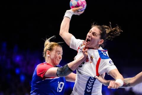 181209 Jovana Stoiljkovic of Serbia and Kseniia Makeeva of Russia during the EHF European WomenÕs Handball Championship match between Serbia and Russia on December 9, 2018 in Nantes. Photo: Ludvig Thunman BILDBYRN kod LT 35568 Copyright: LUDVIGxTHUNMAN BB181209LT093