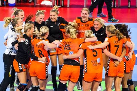 181209 Players of Netherlands celebrates after the EHF European WomenÕs Handball Championship match between Netherlands and Romania on December 9, 2018 in Nancy. Photo: Fredrik Varfjell BILDBYRN kod FV 150181 Copyright: FREDRIKxVARFJELL BB181209FV022
