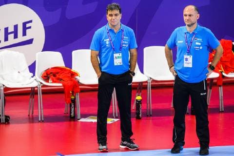 181209 Ambros Mart?n, head coach of Romania, looks dejected after the EHF European WomenÕs Handball Championship match between Netherlands and Romania on December 9, 2018 in Nancy. Photo: Fredrik Varfjell BILDBYRN kod FV 150181 Copyright: FREDRIKxVARFJELL BB181209FV024