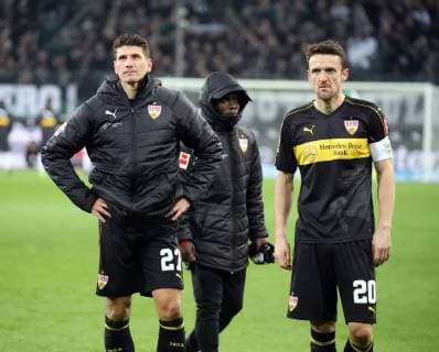 Sport Bilder des Tages Borussia Mönchengladbach - VfB Stuttgart Deutschland, Mönchengladbach, 09.12.2018, Fussball, Bundesliga, Saison 2018 2019, 14. Spieltag, Borussia Mönchengladbach - VfB Stuttgart: v.l. Mario Gomez, Christian Gentner (beide VfB Stuttgart), DFL REGULATIONS PROHIBIT ANY USE OF PHOTOGRAPHS AS IMAGE SEQUENCES AND OR QUASI-VIDEO.