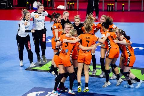 181209 The players of Netherlands celebrate after the EHF European Women?s Handball Championship match between Netherlands and Romania on December 9, 2018 in Nancy. Photo: Fredrik Varfjell BILDBYRAN kod FV 150181 Copyright: FREDRIKxVARFJELL BB181209FV045