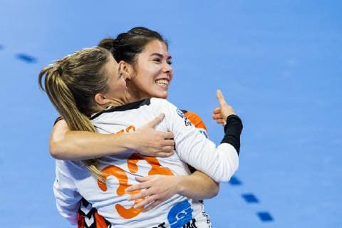 181209 Goalkeeper Tess Wester and Martine Smeets of Netherlands celebrate after the EHF European Women?s Handball Championship match between Netherlands and Romania on December 9, 2018 in Nancy. Photo: Fredrik Varfjell BILDBYRAN kod FV 150181 Copyright: FREDRIKxVARFJELL BB181209FV046