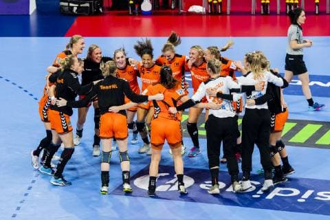 181209 The players of Netherlands celebrate after the EHF European Women?s Handball Championship match between Netherlands and Romania on December 9, 2018 in Nancy. Photo: Fredrik Varfjell BILDBYRAN kod FV 150181 Copyright: FREDRIKxVARFJELL BB181209FV047