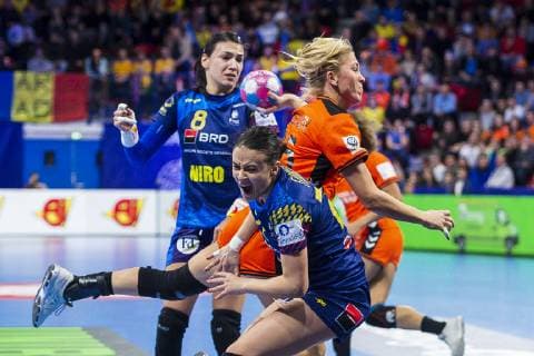 Handball, Frauen: EM, Niederlande vs. Rumänien Hauptrunde, Gruppe 2, 2. Spieltag im Palais des Sports v. li. im Zweikampf Charris Rozemalen (Niederlande Bietigheim) und Elena-Cristina Florica (Rumaenien) Nancy Palais des Sports Jean Weille Frankreich