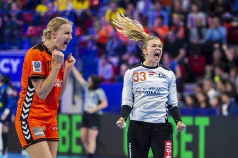 Handball, Frauen: EM, Niederlande vs. Rumänien Hauptrunde, Gruppe 2, 2. Spieltag im Palais des Sports v.li. Kelly Dulfer (Niederlande), Tess Wester (Niederlande), Jubel Freude Emotion Nancy Palais des Sports Jean Weille Frankreich