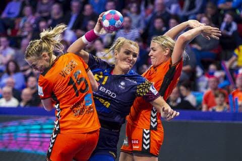 Handball, Frauen: EM, Niederlande vs. Rumänien Hauptrunde, Gruppe 2, 2. Spieltag im Palais des Sports v.li. Maura Visser (Niederlande Bietigheim), Crina-Elena Pintea (Rumaenien), Charris Rozemalen (Niederlande Bietigheim) Nancy Palais des Sports Jean Weille Frankreich