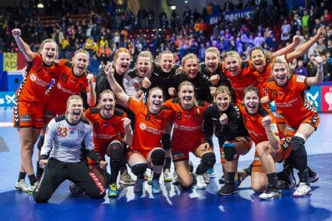 Handball, Frauen: EM, Niederlande vs. Rumänien Hauptrunde, Gruppe 2, 2. Spieltag im Palais des Sports die Mannschaft von den Niederlanden, Schlussjubel Schlußjubel Emotion Freude Nancy Palais des Sports Jean Weille Frankreich