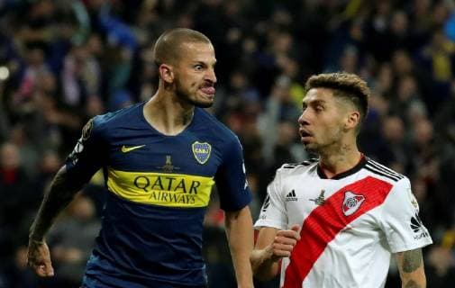 IMAGO Iconic Moments, Fußball Sport Themen der Woche KW49 Sport Bilder des Tages Boca Juniors Dario Benedetto (L) in action against River Plate s Gonzalo Montiel (R) during the Libertadores Cup s final second leg match between River Plate and Boca Juniors at the Santiago Bernabeu Stadium in Madrid, Spain, 09 December 2018. River Plate vs. Boca Juniors !ACHTUNG: NUR REDAKTIONELLE NUTZUNG!  Copyright: xJUANJOxMARTINx EPA6295 20181209-636799881715379116