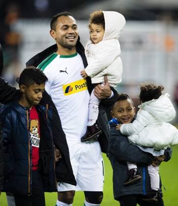 Mönchengladbach, 09.12.2018 Raffael (BMG) mit seinen 4 Kindern Borussia Mönchengladbach - VfB Stuttgart