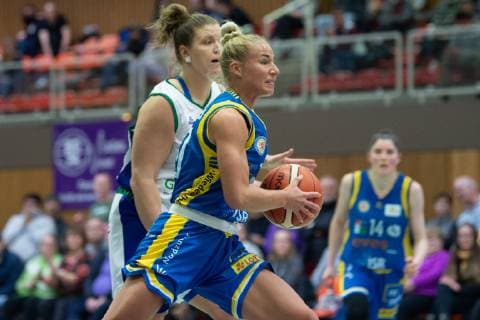 flippo Baskets BG 74 Göttingen - Eintracht Braunschweig Basketball Damen DBBL-Pokal, Saison 2018 2019, Achtelfinale, flippo Baskets BG 74 Göttingen - Eintracht Braunschweig, 09.12.2018, Göttingen. Braunschweigs Matilda Claesson (r) spielt gegen Göttingens Klaudia Grudzien. Göttingen Niedersachsen Deutschland *** flippo Baskets BG 74 Göttingen Eintracht Braunschweig Basketball Women DBBL Cup Season 2018 2019 Round of 16 flippo Baskets BG 74 Göttingen Eintracht Braunschweig 09 12 2018 Göttingen Braunschweigs Matilda Claesson r plays against Göttingens Klaudia Grudzien Göttingen Niedersachsen Germany