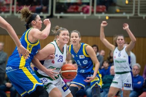 flippo Baskets BG 74 Göttingen - Eintracht Braunschweig Basketball Damen DBBL-Pokal, Saison 2018 2019, Achtelfinale, flippo Baskets BG 74 Göttingen - Eintracht Braunschweig, 09.12.2018, Göttingen. Göttingens Klaudia Grudzien (2.v.l.) spielt gegen Braunschweigs Lyndi Laborn (l) und Eva Rupnik. Göttingen Niedersachsen Deutschland *** flippo Baskets BG 74 Göttingen Eintracht Braunschweig Basketball Women DBBL Cup Season 2018 2019 Round of 16 flippo Baskets BG 74 Göttingen Eintracht Braunschweig 09 12 2018 Göttingen Göttingens Klaudia Grudzien 2 v l plays against Braunschweigs Lyndi Laborn l and Eva Rupnik Göttingen Niedersachsen Germany