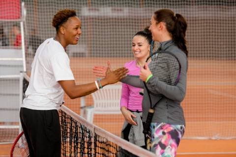 Promi-Tennisturnier für einen guten Zweck im Tennispark First Service Landsberg OT Queis Der Trainer des HFC, Spieler der Saale Bulls, Spielerinnen der Lions und der Wildcats sowie Prominente und Geschäftsleute wie Fussball Altstarl Bernd Schneider spielen in der 21. Auflage zugunsten der Elternhilfe krebskranker Kinder Leipzig e.V.. Veranstaltet wird das Turnier von Ulrich und Frank Mappes von der Top Werbeagentur Dimitra Kambouraki (06, GISA Lions SV Halle) , Christin Yuri Mercer (25, GISA Lions SV Halle) , Barbora Kasparkova (10, GISA Lions SV Halle) Halle Saale Sachsen-Anhalt Deutschland