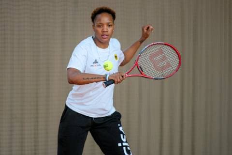 Promi-Tennisturnier für einen guten Zweck im Tennispark First Service Landsberg OT Queis Der Trainer des HFC, Spieler der Saale Bulls, Spielerinnen der Lions und der Wildcats sowie Prominente und Geschäftsleute wie Fussball Altstarl Bernd Schneider spielen in der 21. Auflage zugunsten der Elternhilfe krebskranker Kinder Leipzig e.V.. Veranstaltet wird das Turnier von Ulrich und Frank Mappes von der Top Werbeagentur Christin Yuri Mercer (25, GISA Lions SV Halle) Halle Saale Sachsen-Anhalt Deutschland