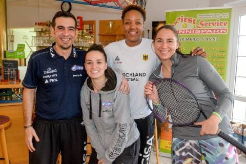 Promi-Tennisturnier für einen guten Zweck im Tennispark First Service Landsberg OT Queis Der Trainer des HFC, Spieler der Saale Bulls, Spielerinnen der Lions und der Wildcats sowie Prominente und Geschäftsleute wie Fussball Altstarl Bernd Schneider spielen in der 21. Auflage zugunsten der Elternhilfe krebskranker Kinder Leipzig e.V.. Veranstaltet wird das Turnier von Ulrich und Frank Mappes von der Top Werbeagentur José Miguel Araujo (Head Coach, GISA Lions SV Halle) , Dimitra Kambouraki (06, GISA Lions SV Halle) , Christin Yuri Mercer (25, GISA Lions SV Halle) , Barbora Kasparkova (10, GISA Lions SV Halle) Halle Saale Sachsen-Anhalt Deutschland