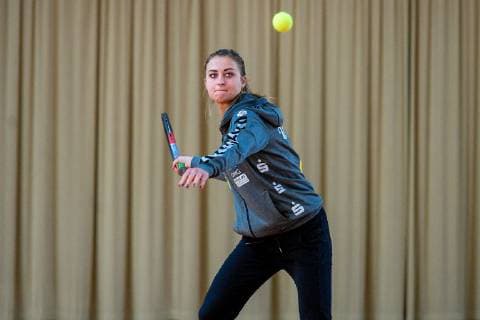 Promi-Tennisturnier für einen guten Zweck im Tennispark First Service Landsberg OT Queis Der Trainer des HFC, Spieler der Saale Bulls, Spielerinnen der Lions und der Wildcats sowie Prominente und Geschäftsleute wie Fussball Altstarl Bernd Schneider spielen in der 21. Auflage zugunsten der Elternhilfe krebskranker Kinder Leipzig e.V.. Veranstaltet wird das Turnier von Ulrich und Frank Mappes von der Top Werbeagentur Emilia Galinska (SV Union Halle) Halle Saale Sachsen-Anhalt Deutschland