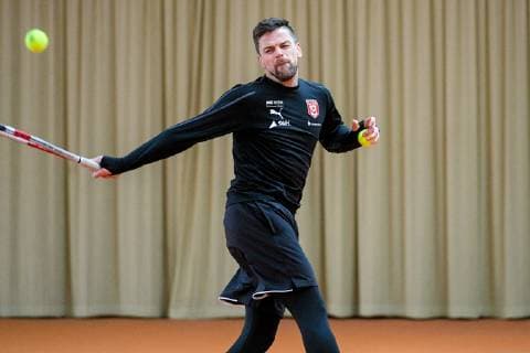 Promi-Tennisturnier für einen guten Zweck im Tennispark First Service Landsberg OT Queis Der Trainer des HFC, Spieler der Saale Bulls, Spielerinnen der Lions und der Wildcats sowie Prominente und Geschäftsleute wie Fussball Altstarl Bernd Schneider spielen in der 21. Auflage zugunsten der Elternhilfe krebskranker Kinder Leipzig e.V.. Veranstaltet wird das Turnier von Ulrich und Frank Mappes von der Top Werbeagentur Torsten Ziegner (Chef-Trainer, HFC) beim Tennis Halle Saale Sachsen-Anhalt Deutschland
