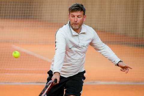 Promi-Tennisturnier für einen guten Zweck im Tennispark First Service Landsberg OT Queis Der Trainer des HFC, Spieler der Saale Bulls, Spielerinnen der Lions und der Wildcats sowie Prominente und Geschäftsleute wie Fussball Altstarl Bernd Schneider spielen in der 21. Auflage zugunsten der Elternhilfe krebskranker Kinder Leipzig e.V.. Veranstaltet wird das Turnier von Ulrich und Frank Mappes von der Top Werbeagentur Bernd Schneider beim Tennis Halle Saale Sachsen-Anhalt Deutschland