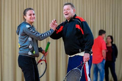 Promi-Tennisturnier für einen guten Zweck im Tennispark First Service Landsberg OT Queis Der Trainer des HFC, Spieler der Saale Bulls, Spielerinnen der Lions und der Wildcats sowie Prominente und Geschäftsleute wie Fussball Altstarl Bernd Schneider spielen in der 21. Auflage zugunsten der Elternhilfe krebskranker Kinder Leipzig e.V.. Veranstaltet wird das Turnier von Ulrich und Frank Mappes von der Top Werbeagentur Emilia Galinska (SV Union Halle) Halle Saale Sachsen-Anhalt Deutschland