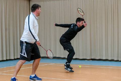 Promi-Tennisturnier für einen guten Zweck im Tennispark First Service Landsberg OT Queis Der Trainer des HFC, Spieler der Saale Bulls, Spielerinnen der Lions und der Wildcats sowie Prominente und Geschäftsleute wie Fussball Altstarl Bernd Schneider spielen in der 21. Auflage zugunsten der Elternhilfe krebskranker Kinder Leipzig e.V.. Veranstaltet wird das Turnier von Ulrich und Frank Mappes von der Top Werbeagentur Bernd Schneider und Torsten Ziegner (Chef-Trainer, HFC) beim Badminton Halle Saale Sachsen-Anhalt Deutschland