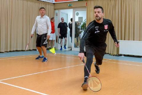 Promi-Tennisturnier für einen guten Zweck im Tennispark First Service Landsberg OT Queis Der Trainer des HFC, Spieler der Saale Bulls, Spielerinnen der Lions und der Wildcats sowie Prominente und Geschäftsleute wie Fussball Altstarl Bernd Schneider spielen in der 21. Auflage zugunsten der Elternhilfe krebskranker Kinder Leipzig e.V.. Veranstaltet wird das Turnier von Ulrich und Frank Mappes von der Top Werbeagentur Bernd Schneider und Torsten Ziegner (Chef-Trainer, HFC) beim Badminton Halle Saale Sachsen-Anhalt Deutschland