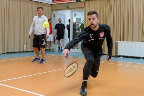 Promi-Tennisturnier für einen guten Zweck im Tennispark First Service Landsberg OT Queis Der Trainer des HFC, Spieler der Saale Bulls, Spielerinnen der Lions und der Wildcats sowie Prominente und Geschäftsleute wie Fussball Altstarl Bernd Schneider spielen in der 21. Auflage zugunsten der Elternhilfe krebskranker Kinder Leipzig e.V.. Veranstaltet wird das Turnier von Ulrich und Frank Mappes von der Top Werbeagentur Bernd Schneider und Torsten Ziegner (Chef-Trainer, HFC) beim Badminton Halle Saale Sachsen-Anhalt Deutschland