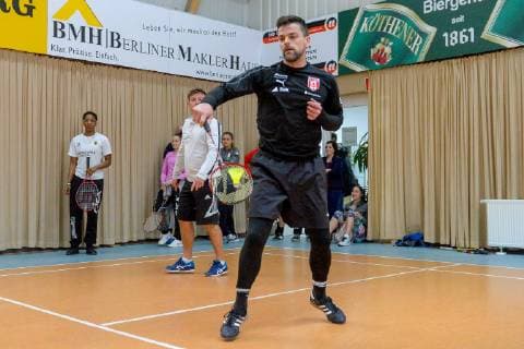 Promi-Tennisturnier für einen guten Zweck im Tennispark First Service Landsberg OT Queis Der Trainer des HFC, Spieler der Saale Bulls, Spielerinnen der Lions und der Wildcats sowie Prominente und Geschäftsleute wie Fussball Altstarl Bernd Schneider spielen in der 21. Auflage zugunsten der Elternhilfe krebskranker Kinder Leipzig e.V.. Veranstaltet wird das Turnier von Ulrich und Frank Mappes von der Top Werbeagentur Bernd Schneider und Torsten Ziegner (Chef-Trainer, HFC) beim Badminton Halle Saale Sachsen-Anhalt Deutschland