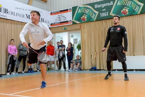 Promi-Tennisturnier für einen guten Zweck im Tennispark First Service Landsberg OT Queis Der Trainer des HFC, Spieler der Saale Bulls, Spielerinnen der Lions und der Wildcats sowie Prominente und Geschäftsleute wie Fussball Altstarl Bernd Schneider spielen in der 21. Auflage zugunsten der Elternhilfe krebskranker Kinder Leipzig e.V.. Veranstaltet wird das Turnier von Ulrich und Frank Mappes von der Top Werbeagentur Bernd Schneider und Torsten Ziegner (Chef-Trainer, HFC) beim Badminton Halle Saale Sachsen-Anhalt Deutschland