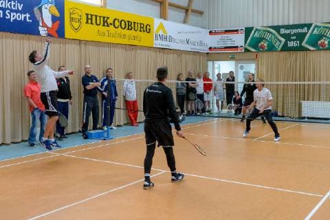Promi-Tennisturnier für einen guten Zweck im Tennispark First Service Landsberg OT Queis Der Trainer des HFC, Spieler der Saale Bulls, Spielerinnen der Lions und der Wildcats sowie Prominente und Geschäftsleute wie Fussball Altstarl Bernd Schneider spielen in der 21. Auflage zugunsten der Elternhilfe krebskranker Kinder Leipzig e.V.. Veranstaltet wird das Turnier von Ulrich und Frank Mappes von der Top Werbeagentur Bernd Schneider und Torsten Ziegner (Chef-Trainer, HFC) beim Badminton Halle Saale Sachsen-Anhalt Deutschland