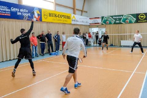 Promi-Tennisturnier für einen guten Zweck im Tennispark First Service Landsberg OT Queis Der Trainer des HFC, Spieler der Saale Bulls, Spielerinnen der Lions und der Wildcats sowie Prominente und Geschäftsleute wie Fussball Altstarl Bernd Schneider spielen in der 21. Auflage zugunsten der Elternhilfe krebskranker Kinder Leipzig e.V.. Veranstaltet wird das Turnier von Ulrich und Frank Mappes von der Top Werbeagentur Bernd Schneider und Torsten Ziegner (Chef-Trainer, HFC) beim Badminton Halle Saale Sachsen-Anhalt Deutschland