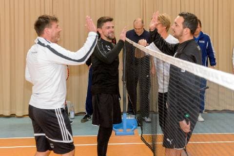 Promi-Tennisturnier für einen guten Zweck im Tennispark First Service Landsberg OT Queis Der Trainer des HFC, Spieler der Saale Bulls, Spielerinnen der Lions und der Wildcats sowie Prominente und Geschäftsleute wie Fussball Altstarl Bernd Schneider spielen in der 21. Auflage zugunsten der Elternhilfe krebskranker Kinder Leipzig e.V.. Veranstaltet wird das Turnier von Ulrich und Frank Mappes von der Top Werbeagentur Bernd Schneider und Torsten Ziegner (Chef-Trainer, HFC) beim Badminton Halle Saale Sachsen-Anhalt Deutschland