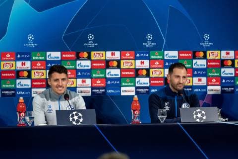10.12.2018, Fussball, Saison 2018 2019, Champions League, 6. Spieltag - Pressekonferenz + Abschlusstraining FC Schalke 04 v. l. Alessandro Schöpf (FC Schalke 04), Cheftrainer Domenico TEDESCO (FC Schalke 04) Gelsenkirchen Veltins Arena Deutschland