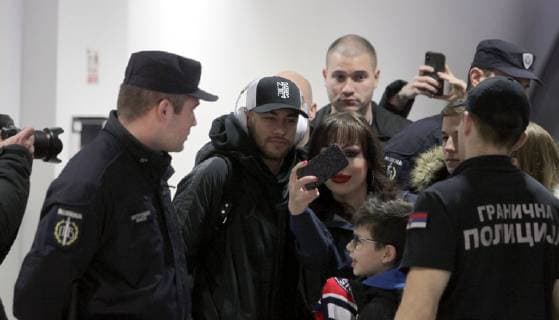 Fußball, CL, Paris St. Germain, Neymar am Flughafen von Belgrad 10.10.2018 Belgrade(Serbia) FC Paris Saint-Germain arrival at airport Nikola Tesla. Day before men s football champions league against FK Crvena Zvezda. Neymar(2L) with fans between between Serbian border policemans : 